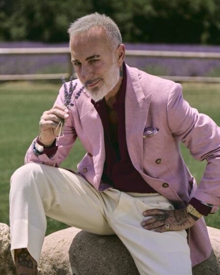 Ein Cover-Anzug ohne Massband: Hockerty stattet Vacchi aus Gianluca Vacchi im hellrosa Leinen-Zweireiher von Hockerty am Lavendelfeld