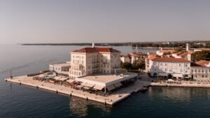 BO Hotel Palazzo: Wie Poreč zur Wiege des Adria-Tourismus wurde Das BO Hotel Palazzo in erster Meereslage im historischen Stadtkern von Poreč, Istrien.